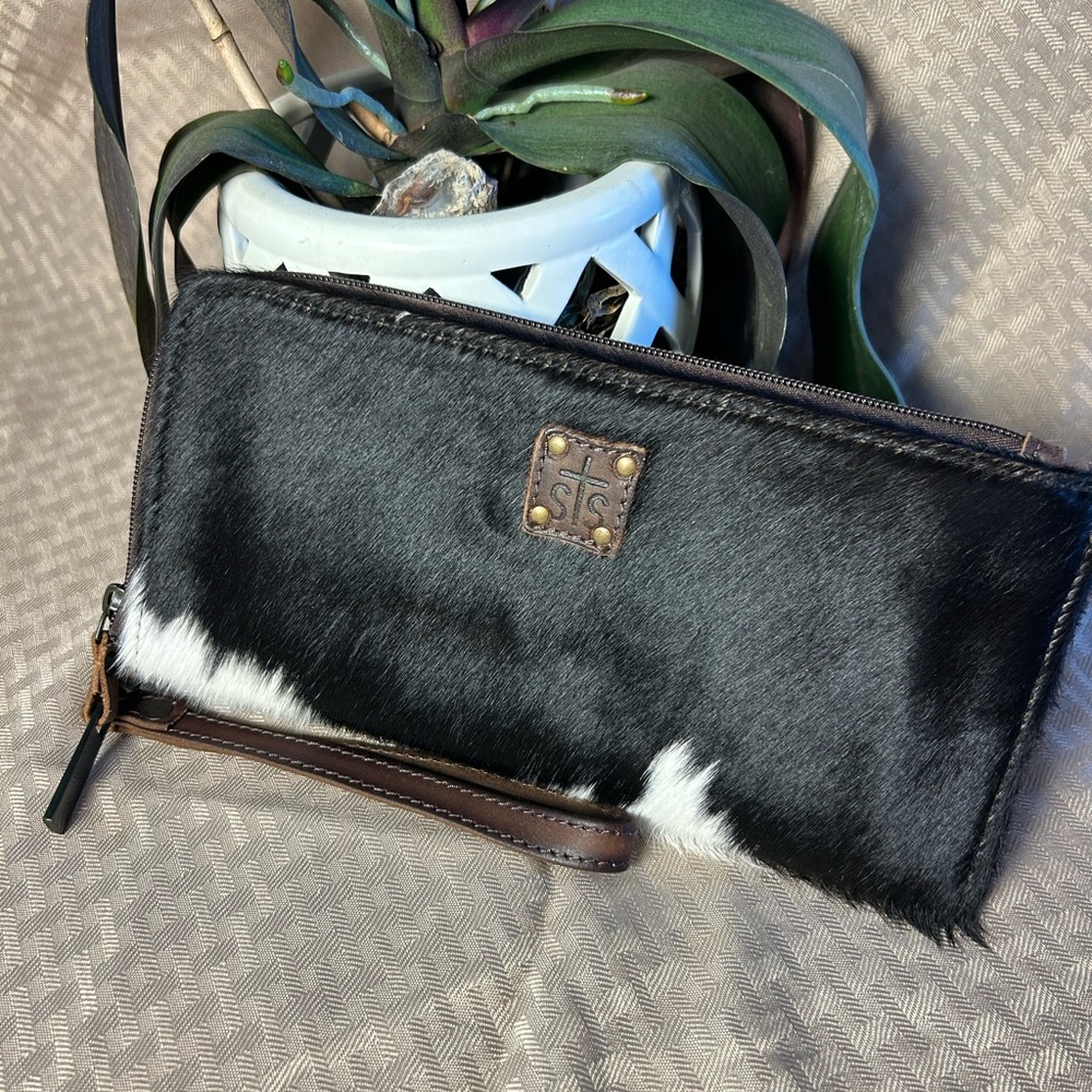 STS Ranch Cowhide Limited Edition Wristlet Wallet NWOT